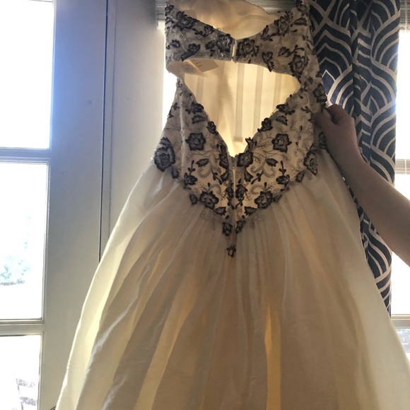 Wedding dress - Picture 5 of 8